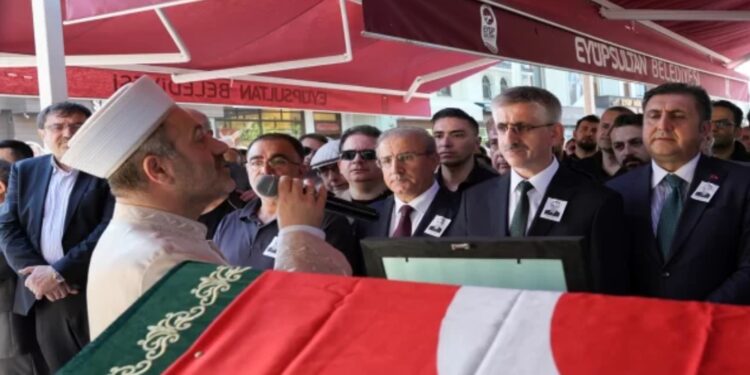 Şehit öğretmenimizin cenazesinde dahi Türk milletine parmak sallayan imam