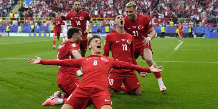 Bozkurt sahaya (!) yumruk havaya…