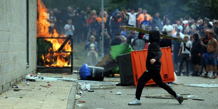 İngiliz ırkçılığına sus pus sahte hümanistler