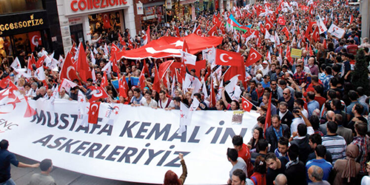 Biz Mustafa Kemal’in askeriyiz Şeriatçılar Trikopis’in!