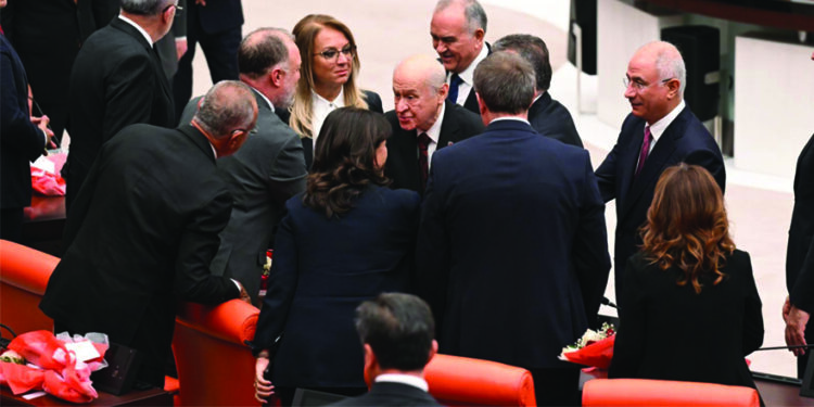 El sıkışma kınamalarında muaf tutulan tek parti: DEM