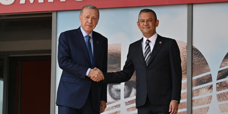 Özgür Özel “değişim”i: CHP, Erdoğan’a can simidi oluyor!