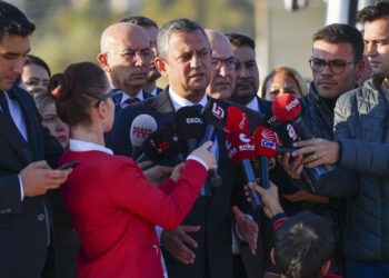 Özgür Özel, tarihin değil Sarayın tarafındasın