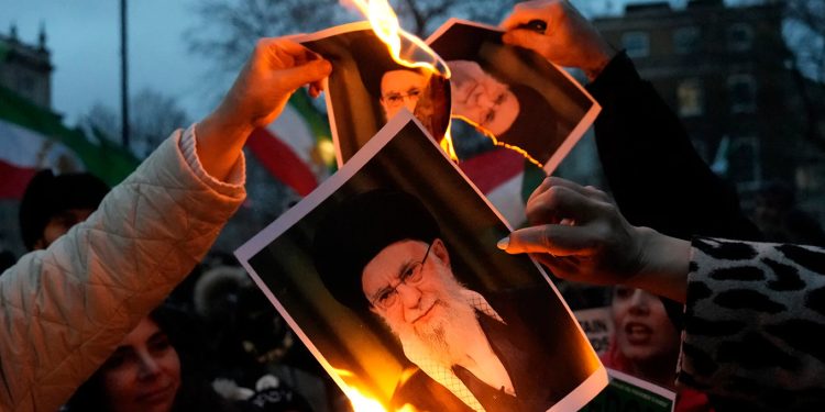 Molla faşizminin değil, İran halkının yanındayız!