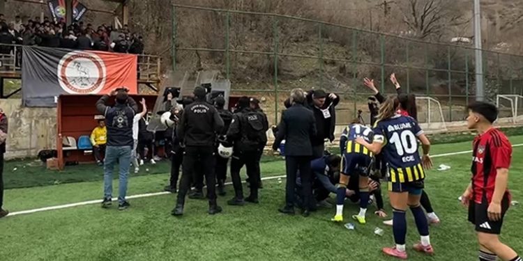 Fenerbahçeli kadınlara Yüksekova’da ırkçı linç girişimi! Feminist örgütler neden susuyor?