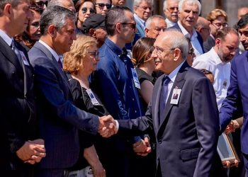 Siyasette en büyük haber, bazen bir tokalaşmadır