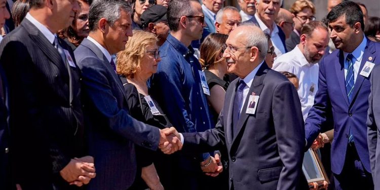 Siyasette en büyük haber, bazen bir tokalaşmadır