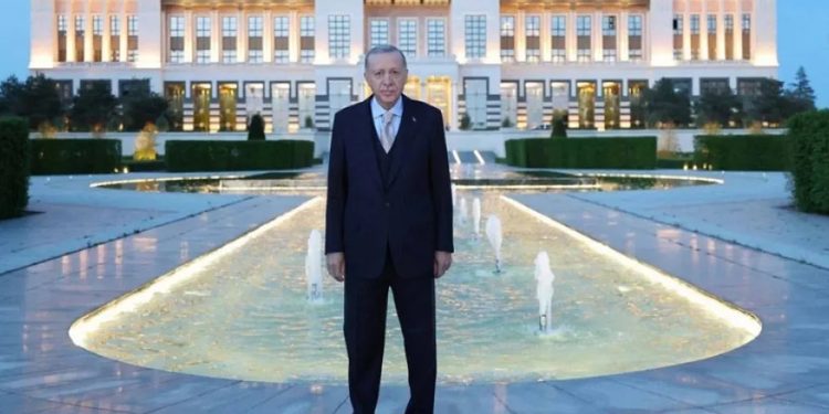 Ordu vesayetini dilinden düşürmeyenler, Saray vesayetinin farkında mı?