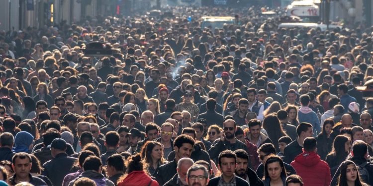 Demokrasi ve toplum geriliyor