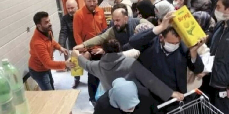 AKP zam bombardımanına devam ediyor, yağ kuyrukları kontrolden çıkıyor