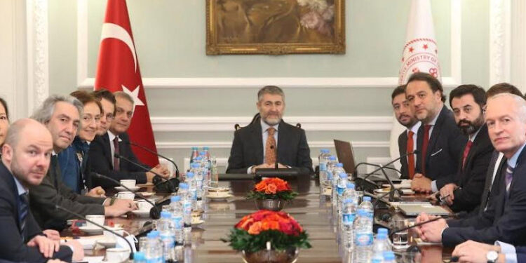 Nebati, Londra’da yandaşların kaçırdığı paraların peşinde