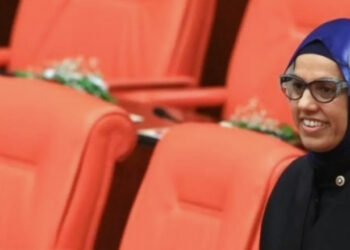 İBB’den haksız burs alan Ravza Kavakçı Kan, özgeçmişini mi sildirdi?