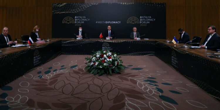 Emevi Camii’nde namaz kılamayan AKP, Ukrayna’da yeni macera peşinde