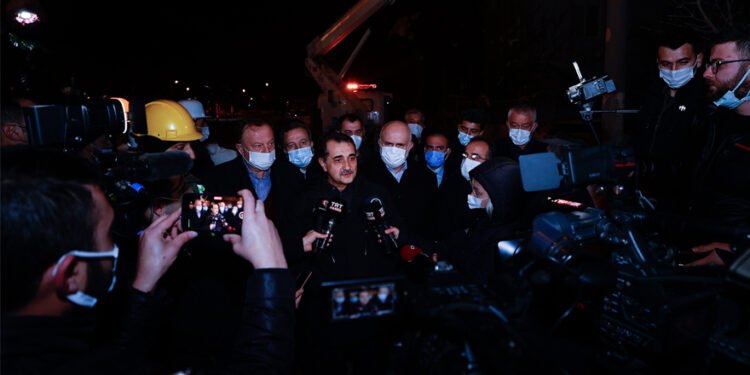 İstanbul’da İmamoğlu’na saldıran AKP Isparta’da dut yemiş bülbüle döndü