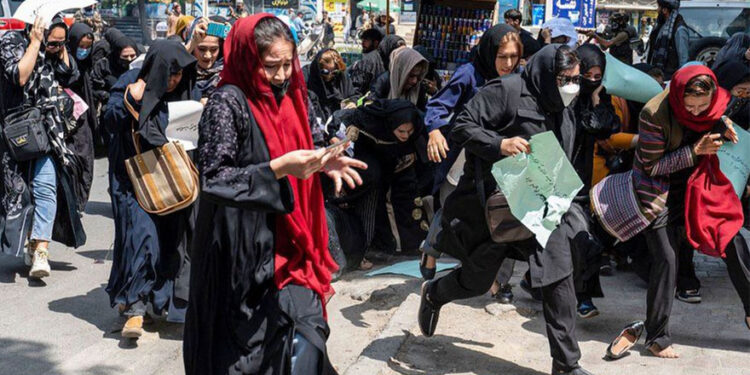 Afgan kadınlar, Taliban’a karşı Afganistan’ın onurunu savunuyor