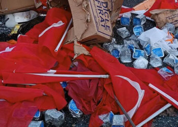 Cumhur İttifakı’nın Türk bayrağı düşmanlığı: AKP-Hüda Par mitinginde bayraklar çöpe atıldı