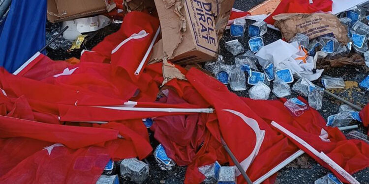 Cumhur İttifakı’nın Türk bayrağı düşmanlığı: AKP-Hüda Par mitinginde bayraklar çöpe atıldı