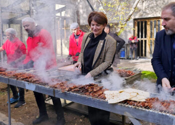 Filistincilik oynayan AKP’nin esas gündemi kebap partisi