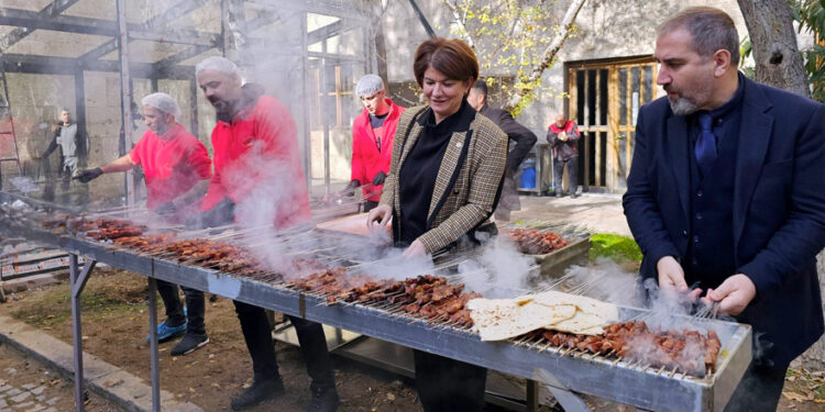 Filistincilik oynayan AKP’nin esas gündemi kebap partisi