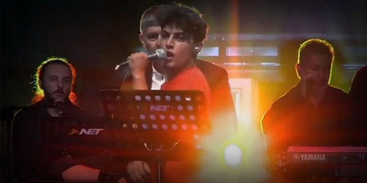 Türk genci esarete boyun eğmiyor: “Uyan, artık AKP’ye oy verme!”