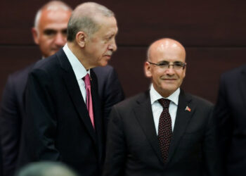 Tayyip, “Dolandırıcı” dediği Mehmet Şimşek’e dümeni terk etti