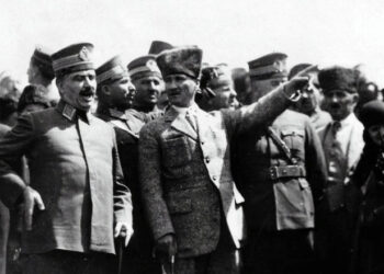 Atatürk: Geçmişi yaşayan değil  geleceği kuran kahraman