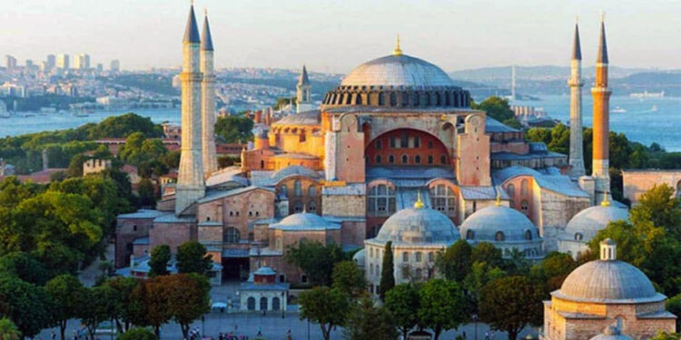 Ayasofya’yı ibadete mi açtılar, kemirmeye mi açtılar?