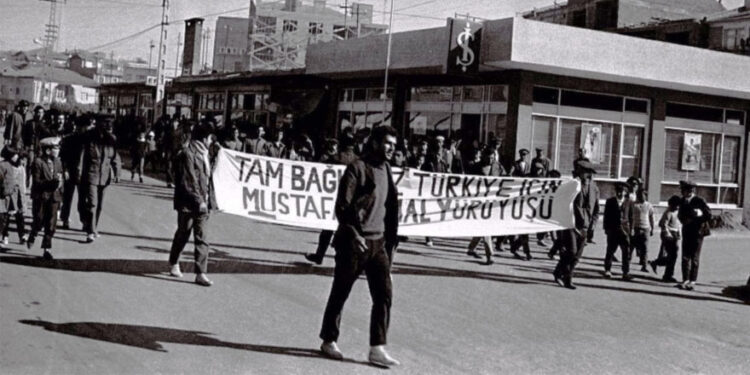 Deniz Gezmiş Türk Solcusudur!  Bölücüler, gericiler, işbirlikçiler adını ağızlarına alamaz!