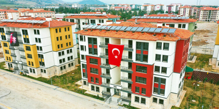 Depremin yıldönümü: AKP propagandası var, reklam var, deprem konutları yok