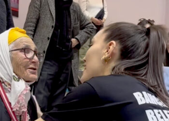 Tribünde bir anneanne