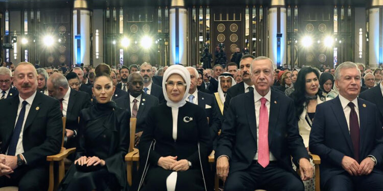 Erdoğan, tarikatlar ve diktatörler eşliğinde “göreve” başladı