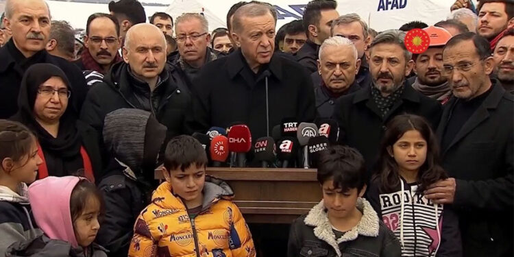 Erdoğan, depremzede çocukları dekor olarak kullandı
