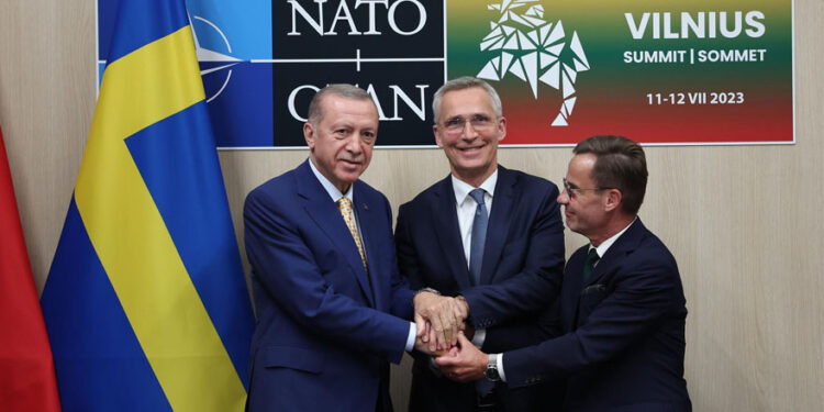 Erdoğan, terör destekçisi İsveç’in NATO üyeliğini onayladı!