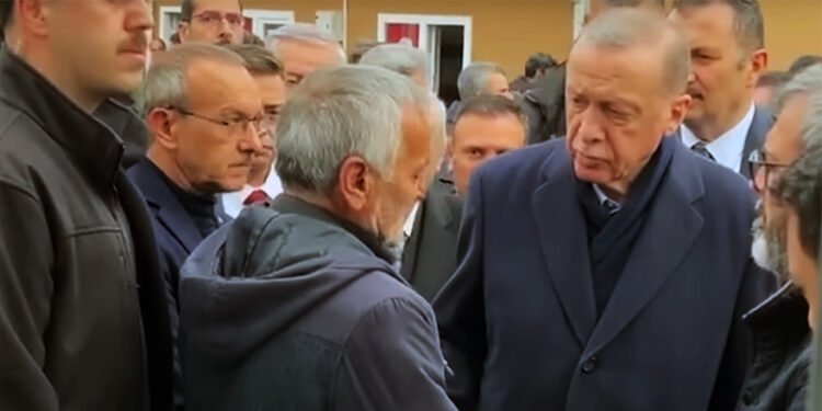 Deprem bölgesine çadır götüremeyen iktidar, muhalefeti ayrımcılıkla suçluyor!