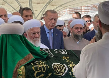 Tarikat şeyhinin cenazesi ve laik tavır