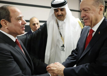 Erdoğan, Katar’da “darbecilerle”, “katillerle” bir araya geldi!