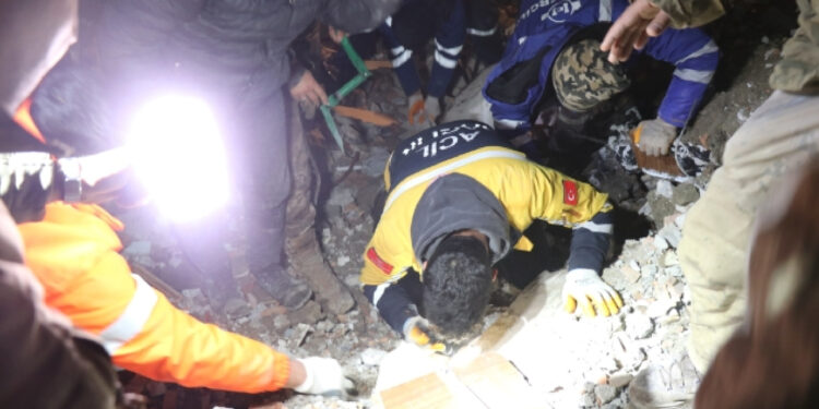 Enkazdan yükselen çığlık: “Unutmak yok, helalleşmek yok!”