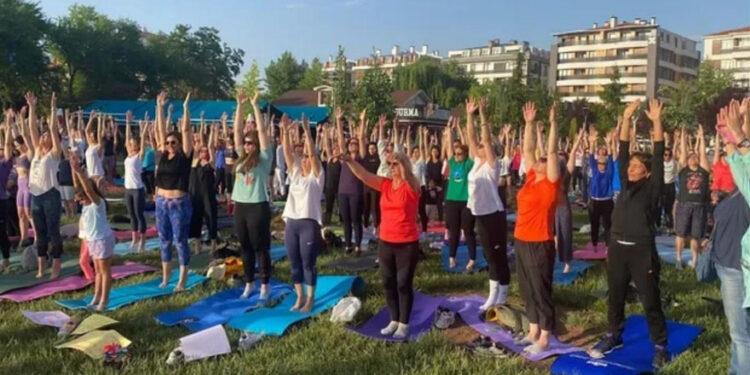 Her yer yoga, her yer direniş!