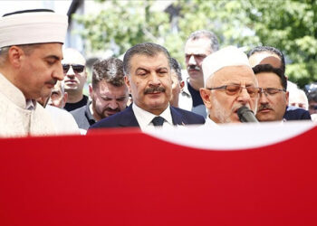 AKP Fahrettin Koca’yı koruyor, doktorları korumuyor!