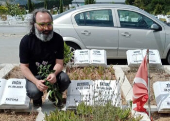 Ahsen Batur’u vefatının 1. yıl dönümünde mezarı başında andık