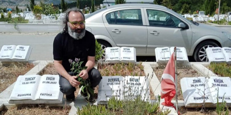 Ahsen Batur’u vefatının 1. yıl dönümünde mezarı başında andık