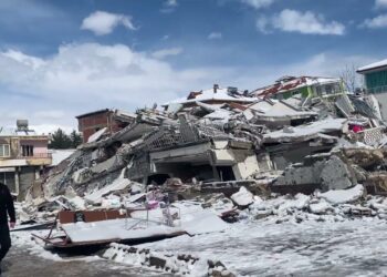 Afetzedeler battaniyelerle uğurluyor sevdiklerini…