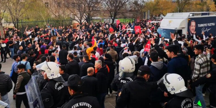 AKP, sokak tetikçiliğini Ülkü Ocaklarına havale etti