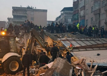 Vatandaş enkaz başında iş makinesi bekliyor! AKP’nin inşaat şirketleri nerede?