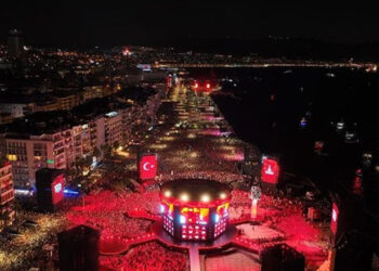 İzmir’in kurtuluşu kutlaması ve yeni Yunan askerleri