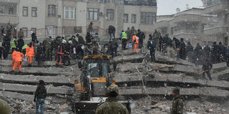 Deprem’de dirilen millet: Türkler