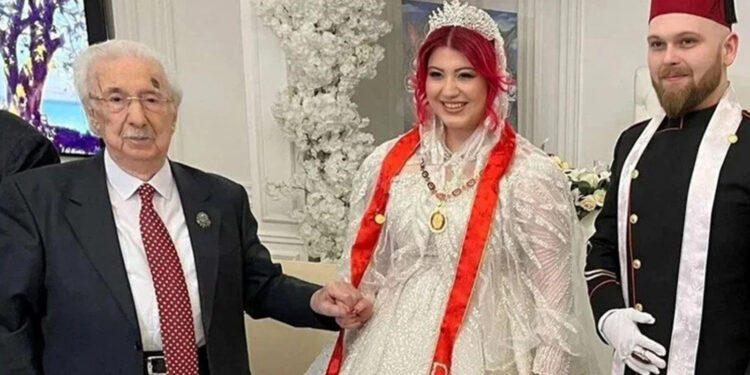 Osmanoğlu kadınlarının başı açıkmış!