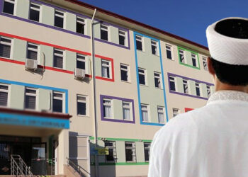 Yüz bin öğretmen atama beklerken, AKP okullara imam atadı