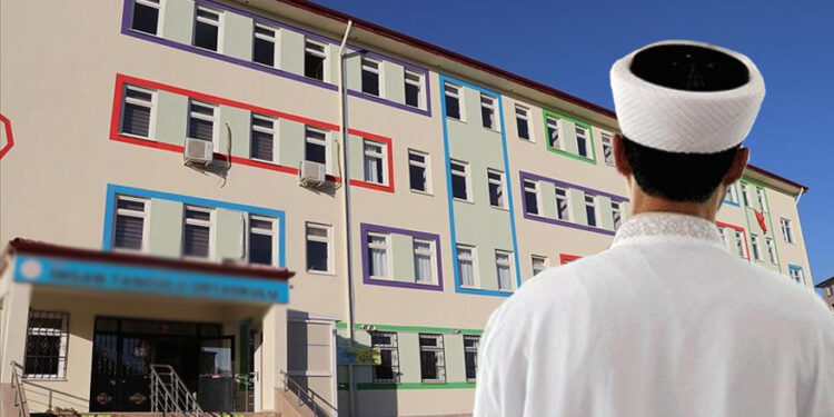 Yüz bin öğretmen atama beklerken, AKP okullara imam atadı