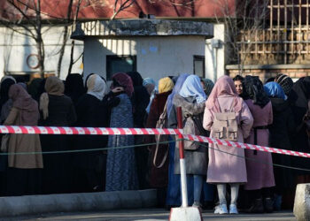 Afganistan, kadınları sokağa çıkartmıyor; İran, sokağa çıkan kadınları öldürüyor!